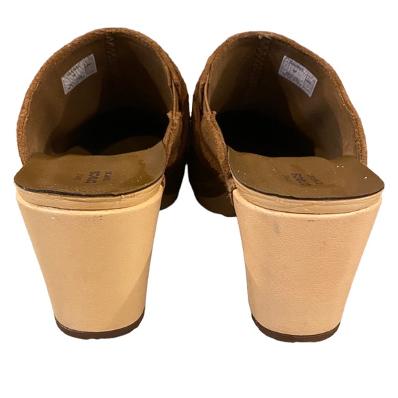 Crocs Sarah clogs size 7,  tan suede - Picture 5 of 9